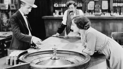 Mujer jugando a la ruleta.